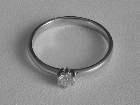 Verlobungsring aus 585 Weißgold mit Brillant 0,15 ct. W/Si, Größe 60, Hersteller Juwelier Harnisch, schlichtes Design mit funkelndem Stein.