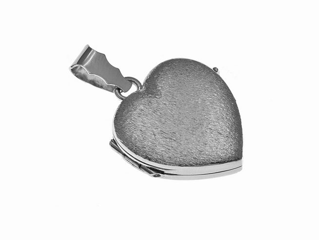Rhodiniertes Silber Medaillon in Herzform vom Juwelier Harnisch, glänzende Oberfläche, elegantes Design, ideal als Schmuckstück oder Geschenk für besondere Anlässe.
