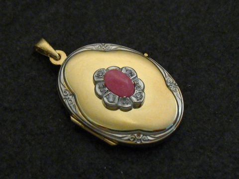 Rhodochrosit rosa Medaillon Cabochon Gold 333 bicolor mit Brillanten, Hersteller Juwelier Harnisch, präsentiert ein elegantes Design mit zarter Verzierung und edlem Glanz.