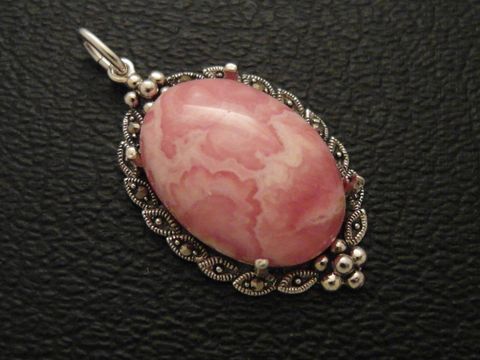 Cabochon Rhodochrosit Silber Medaillon Anhänger von Juwelier Harnisch mit ovalem, marmoriertem Pinkton und filigraner Silberfassung, ideal für elegante Schmuckliebhaber.