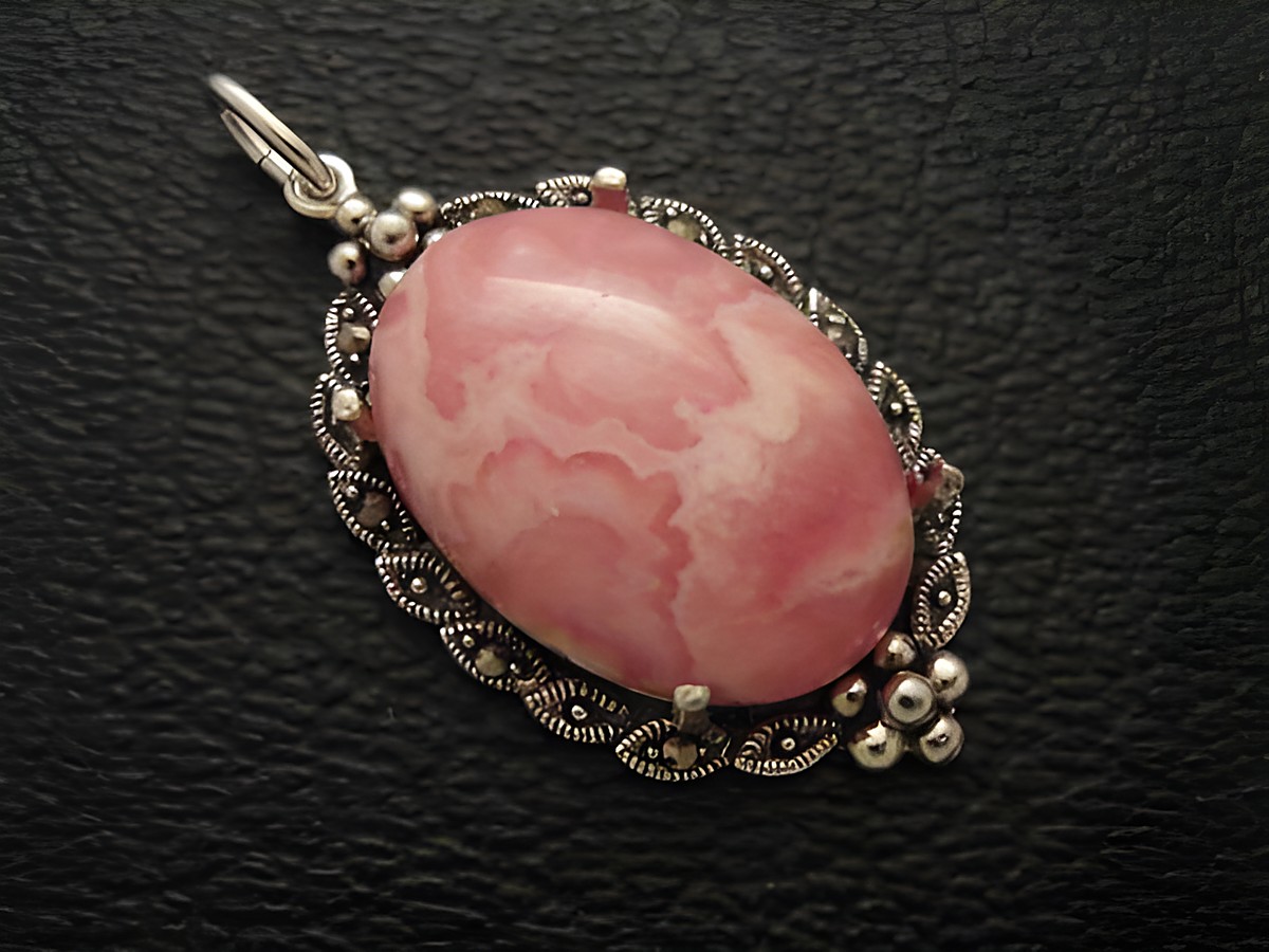 Cabochon Rhodochrosit Silber Medaillon Anhänger von Juwelier Harnisch mit ovalem, marmoriertem Pinkton und filigraner Silberfassung, ideal für elegante Schmuckliebhaber.