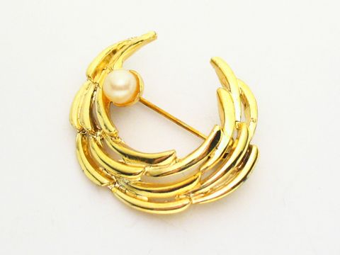Designer Damen Brosche im Sexy City Look rund, aus brillanten goldenen Elementen mit einer Perle in der Mitte, Hersteller Juwelier Harnisch, idealer Modeschmuck für elegante Auftritte.