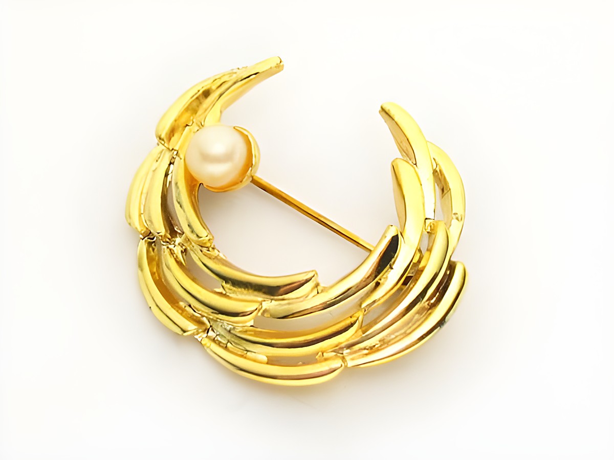 Designer Damen Brosche im Sexy City Look rund, aus brillanten goldenen Elementen mit einer Perle in der Mitte, Hersteller Juwelier Harnisch, idealer Modeschmuck für elegante Auftritte.