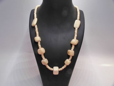 61852-0 Holzkette aus 16 mm naturbraunen Holzperlen mit einem Umfang von 60 cm, gefertigt von Juwelier Harnisch, präsentiert auf einer Schmuckständer.