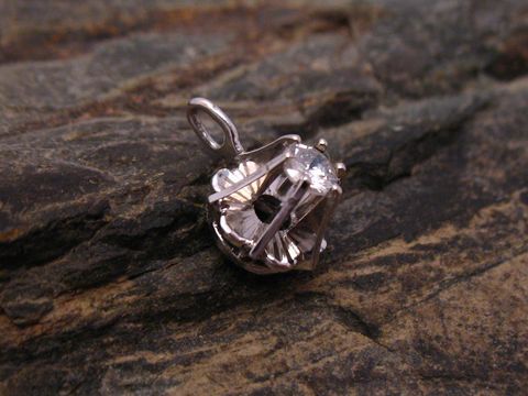 Weißgold Anhänger schick - Weißgold 750 - Brillant, Hersteller: Juwelier Harnisch, Diamanten & Brillianten, glänzender Anhänger mit funkelndem Brillant auf edler Oberfläche.