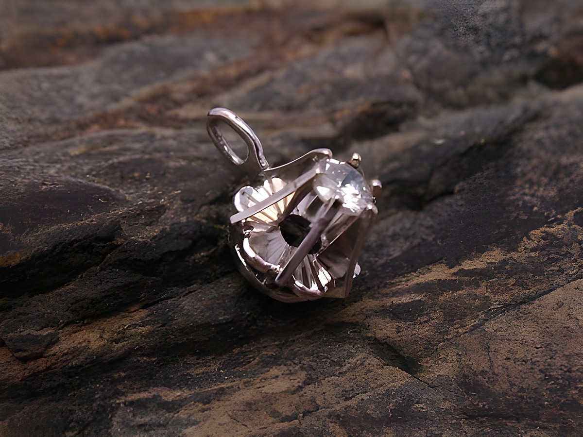 Weißgold Anhänger schick - Weißgold 750 - Brillant, Hersteller: Juwelier Harnisch, Diamanten & Brillianten, glänzender Anhänger mit funkelndem Brillant auf edler Oberfläche.