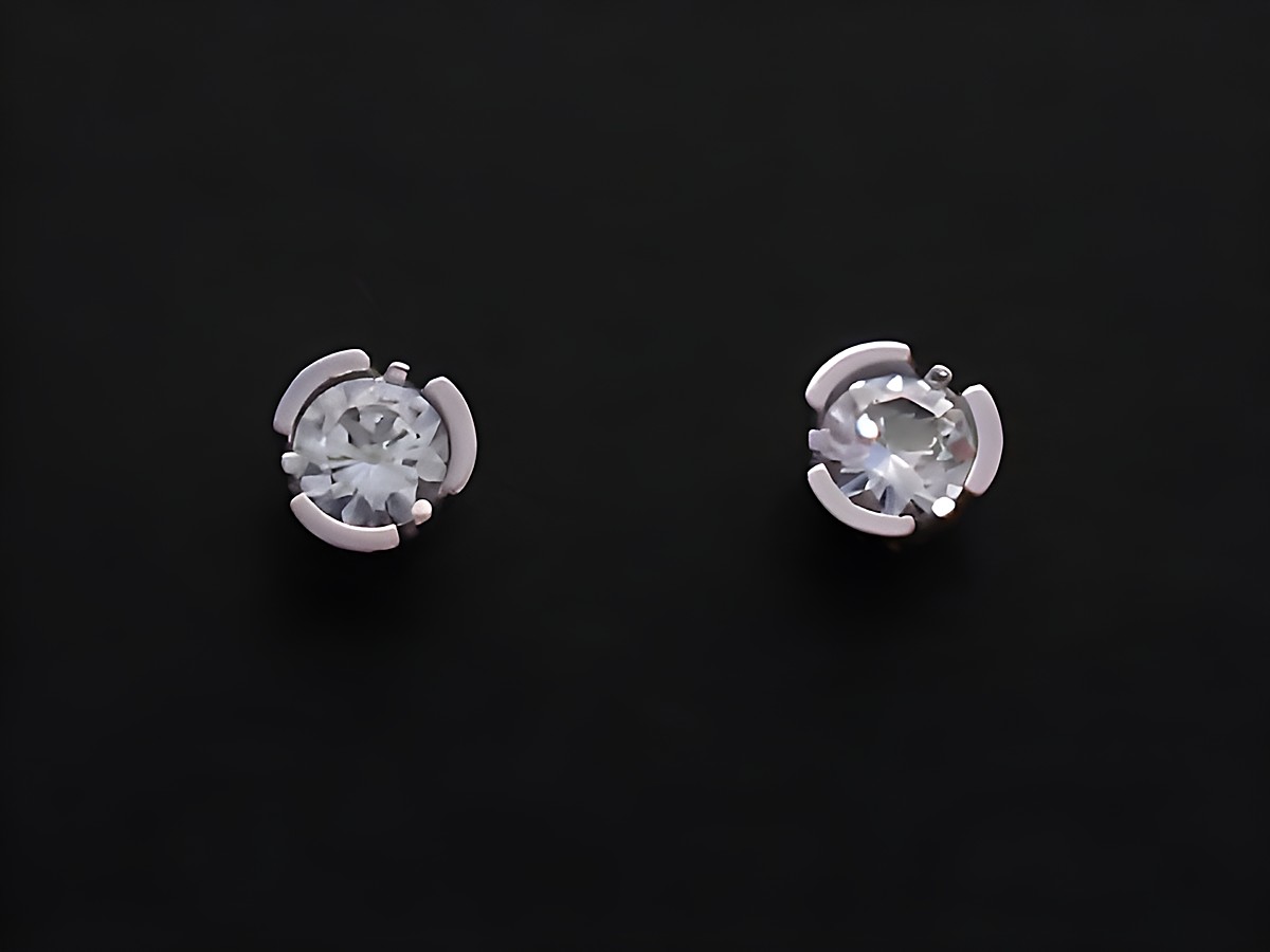 Ohrringe aus Bergkristall in Weißgold, Ohrstecker des Herstellers Juwelier Harnisch, elegantes Design, ideal für festliche Anlässe oder den Alltag.