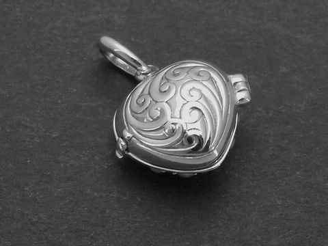 Medaillon mini Herz mit Perlen und Türkis aus Sterling Silber, Hersteller Juwelier Harnisch, filigranes Design mit eleganten Verzierungen, ideal als persönliches Schmuckstück oder Geschenk.