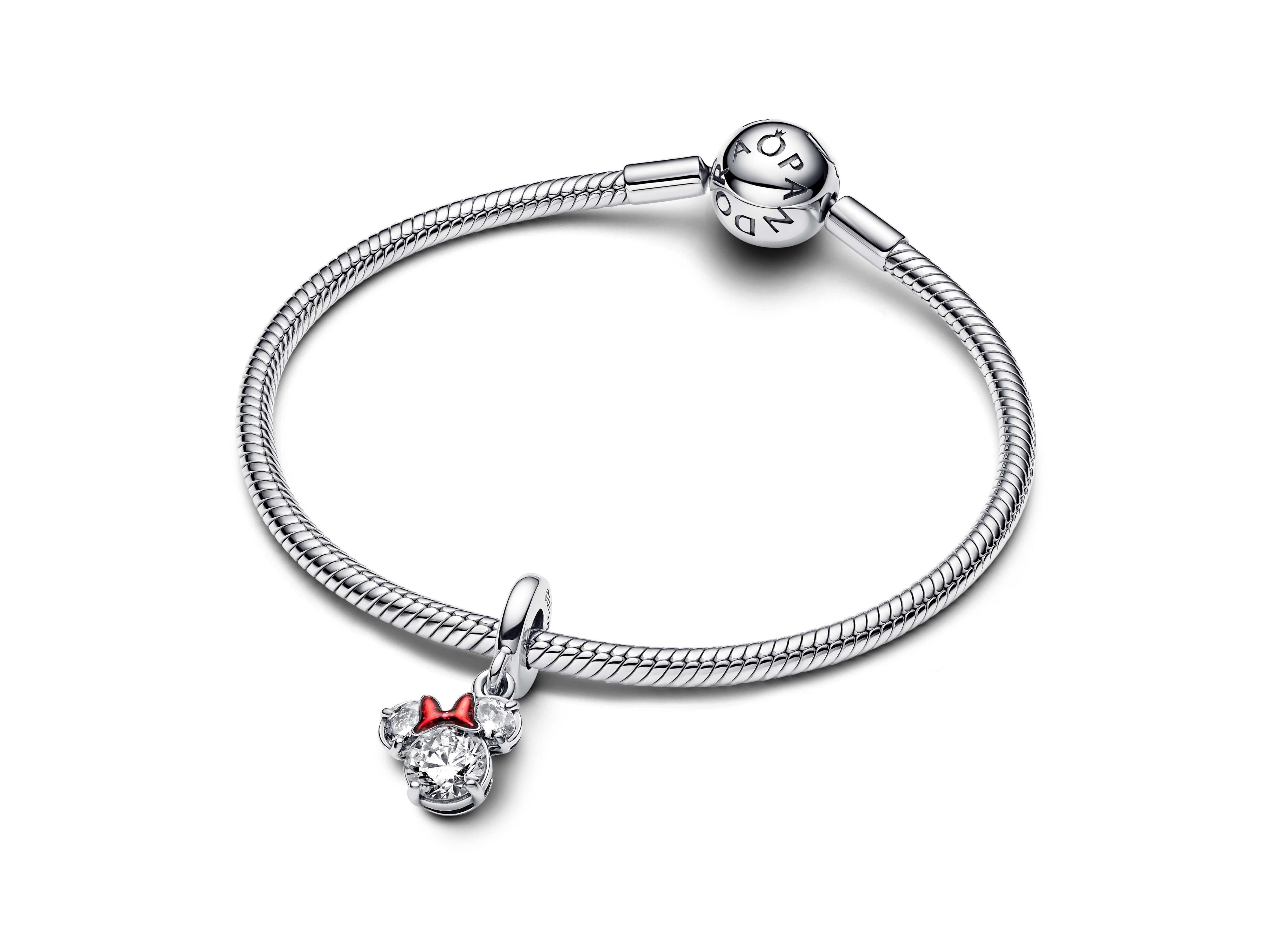 Pandora Charm 793533C01 Disney Minnie Mouse Anhänger aus Silber mit Zirkonia und roter glitzernder Emaille an einem Edelstahlarmband, ideal für Sammler und Disney-Fans.
