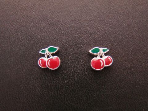 Silber Ohrstecker in Form von Kirschen mit rotem und dunkelgrünem Lack, süßes Design für Kinder, Hersteller Juwelier Harnisch.