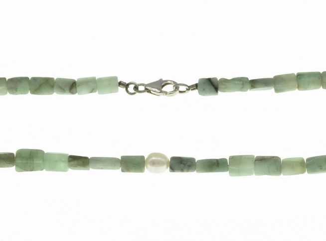 Steinkette aus Smaragd und Süßwasser-Zuchtperlen in Grün und Weiß, 45 cm lang, mit Silberverschluss, hochwertig verarbeitet vom Hersteller Juwelier Harnisch.