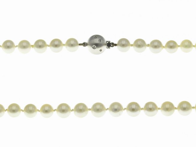 Perlenkette aus 6-6,5 mm weißen Akoya-Zuchtperlen mit einem Verschluss aus Weißgold 585, Länge 46 cm, Hersteller Juwelier Harnisch, elegantes Schmuckstück.