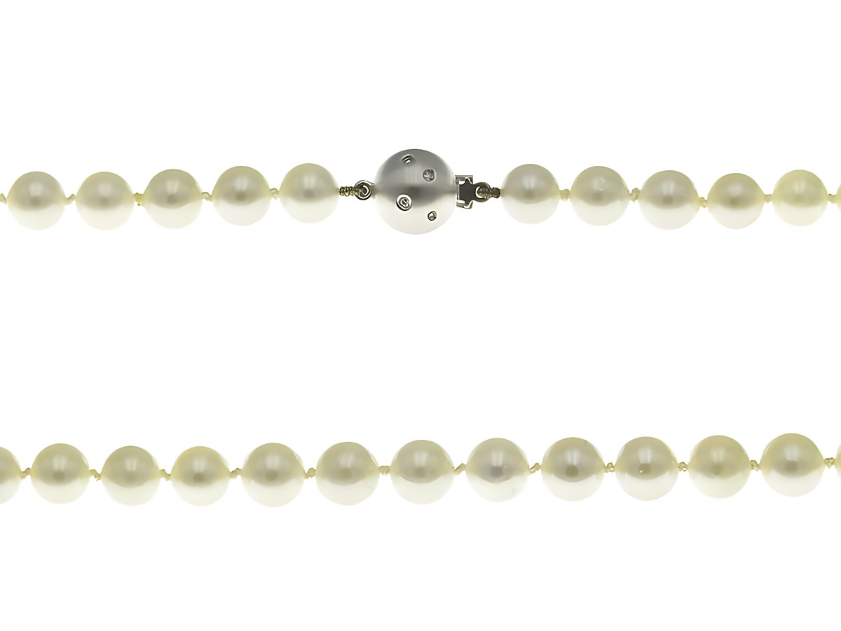 Perlenkette aus 6-6,5 mm weißen Akoya-Zuchtperlen mit einem Verschluss aus Weißgold 585, Länge 46 cm, Hersteller Juwelier Harnisch, elegantes Schmuckstück.