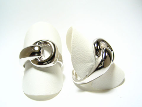 Silber Ring rhodiniert mit Phantasie Muster, verstellbar, Hersteller Juwelier Harnisch, ohne Stein, auf zwei weißen Präsentatoren abgebildet.