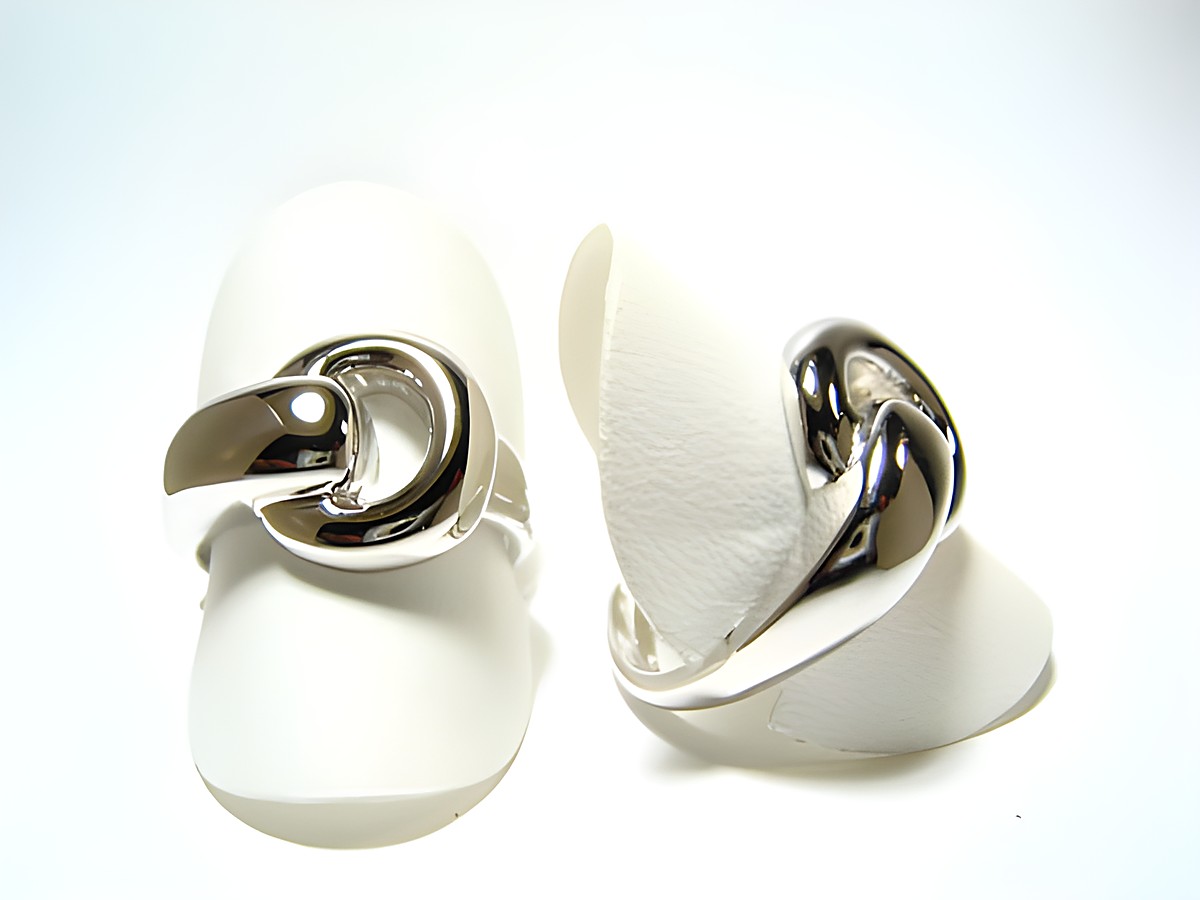 Silber Ring rhodiniert mit Phantasie Muster, verstellbar, Hersteller Juwelier Harnisch, ohne Stein, auf zwei weißen Präsentatoren abgebildet.