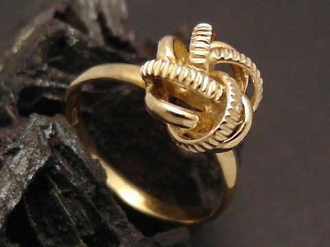 Goldring in verschlungenem Muster aus Gold 333, Größe 56, Hersteller Juwelier Harnisch. Der Ring hat eine elegante, kunstvolle Gestaltung und ist bis Größe 56/18 geeignet.