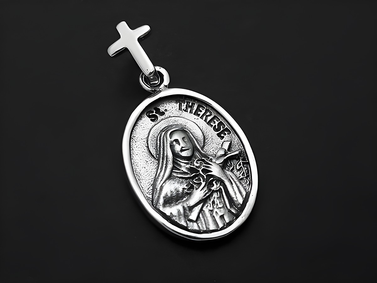 Silber Anhänger oval mit Motiv von St. Therese und St. Christopher, Hersteller Juwelier Harnisch, als Glücksbringer geeignet, filigrane Verarbeitung und edles Design.