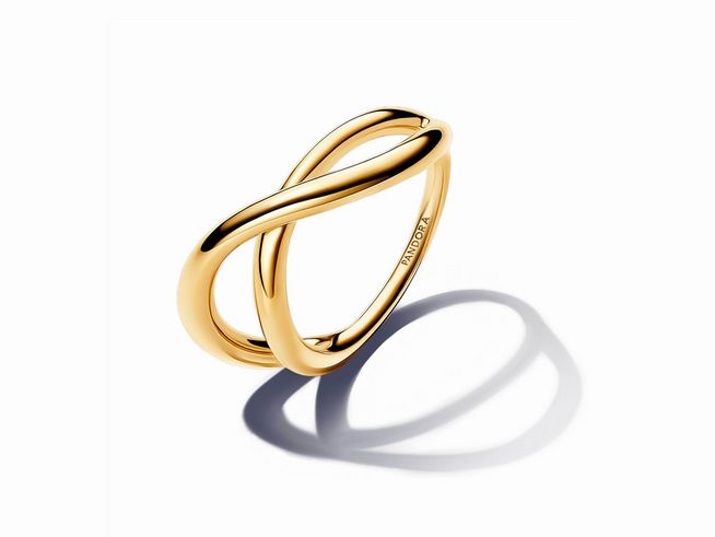 Organisch geformter Unendlichkeitsring aus vergoldetem Silber von Pandora in Größe 58 mit glatter Oberfläche, der elegant geschwungene Linien zeigt und einen dezenten Schatten wirft.