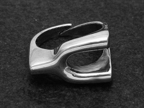 Silberring in bizarre Form Größe weit verstellbar, Hersteller Juwelier Harnisch, ohne Stein, mit glänzender Oberfläche und einzigartigem Design.