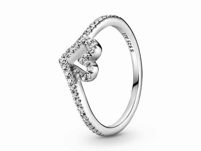 Silberner Pandora Ring in Herzform, verziert mit funkelnden Zirkonia, Größe 58, Hersteller Pandora, ideal für romantische Anlässe und als stilvolles Schmuckstück.
