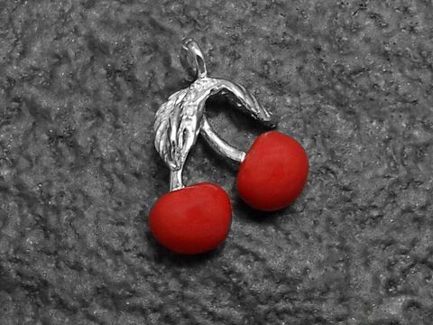 Kirschen-Cherry Anhänger aus Sterling Silber für Kinder, gefertigt vom Juwelier Harnisch. Der Anhänger zeigt zwei rote Kirschen mit einem Blatt.