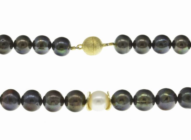 Perlenkette aus Süßwasser-Zuchtperlen in Violett-Grün und Weiß, Durchmesser 10,5-11 mm, Länge 39 cm, mit silbernem Verschluss, Hersteller Juwelier Harnisch, bunt.