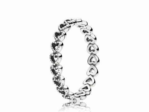 Silberner Ring von Pandora mit gereihten Herzen in Größe 58. Der Ring hat ein filigranes Design und ist aus hochwertigem Material gefertigt. Perfekt für romantische Anlässe.