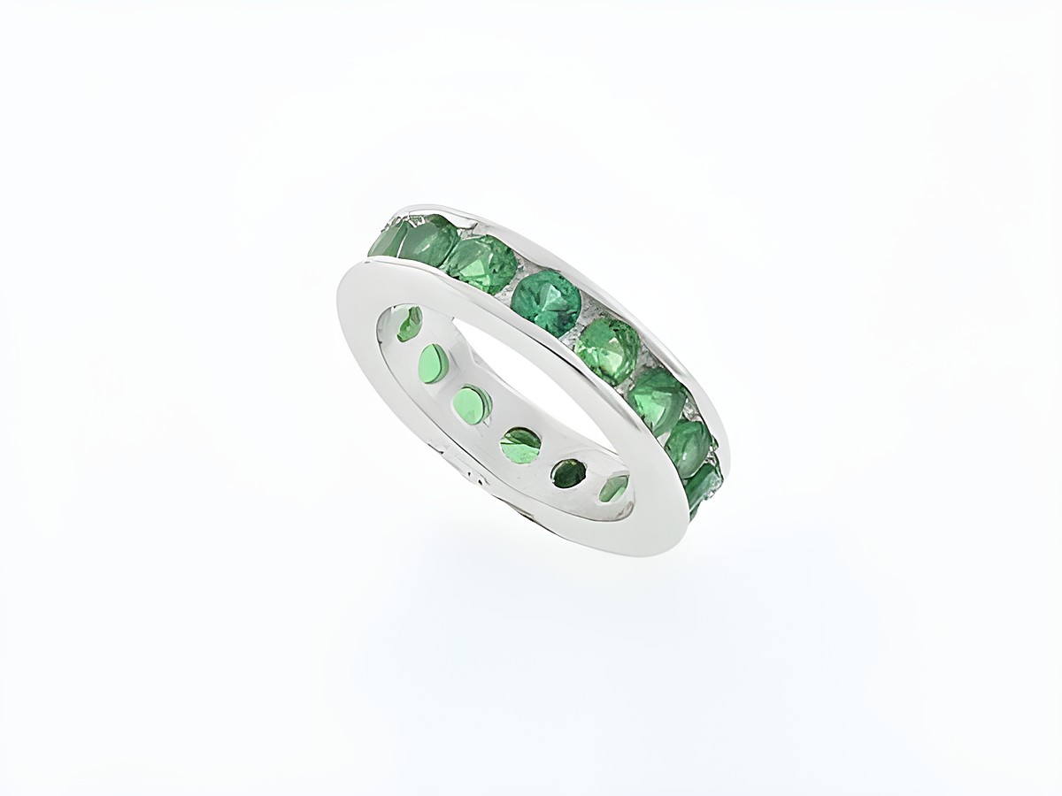 Silber Taufring aus 925 Sterling Silber mit funkelnden grünen Zirkonia. Hersteller: Juwelier Harnisch, Memorie Silber. Elegantes und zeitloses Design für besondere Anlässe.