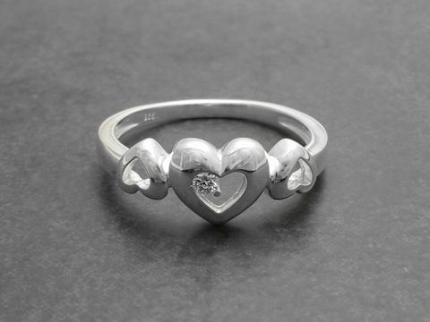 Ring aus hochwertigem Sterling Silber mit drei Herzen und Zirkonia, Größe 58, Hersteller Juwelier Harnisch, ideal als Geschenk oder für besondere Anlässe.