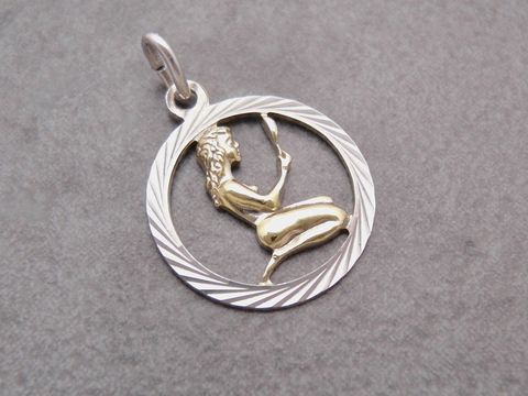 Jungfrau Silber Sternzeichen mit Vergoldung, Hersteller Juwelier Harnisch, kunstvoll gestalteter Anhänger mit einer sitzenden Figur in einem runden Rahmen, ideal als zartes Schmuckstück.