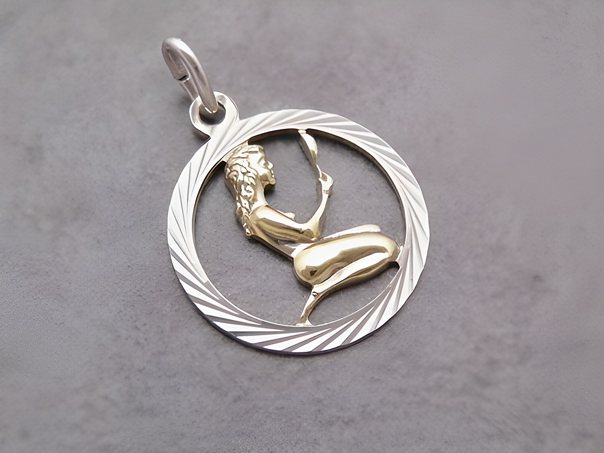 Jungfrau Silber Sternzeichen mit Vergoldung, Hersteller Juwelier Harnisch, kunstvoll gestalteter Anhänger mit einer sitzenden Figur in einem runden Rahmen, ideal als zartes Schmuckstück.