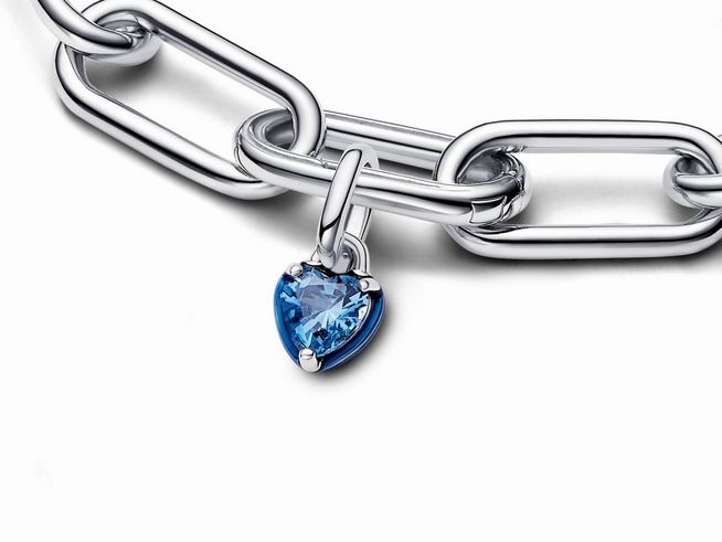Blauer Herz-Anhänger aus Sterling Silber mit Kristall und Emaille in Blau, an einer Kettenverbindung befestigt, für die Pandora ME Kollektion.