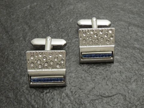 Silberfarbene Manschettenknöpfe mit dunkelblauem Strass von Juwelier Harnisch, verziert mit funkelnden Strasssteinen, elegantes Design für besondere Anlässe.