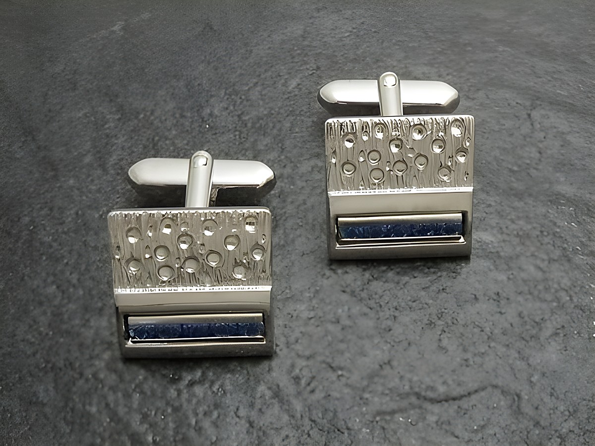 Silberfarbene Manschettenknöpfe mit dunkelblauem Strass von Juwelier Harnisch, verziert mit funkelnden Strasssteinen, elegantes Design für besondere Anlässe.