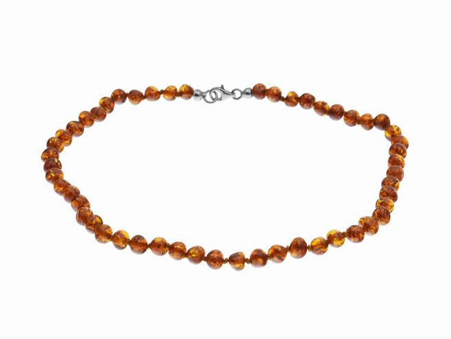 Baby Bernsteinkette in goldbraun, rund, 36 cm lang, hergestellt von Juwelier Harnisch, ideal für Babys, mit einem sicheren Verschluss für optimalen Halt.