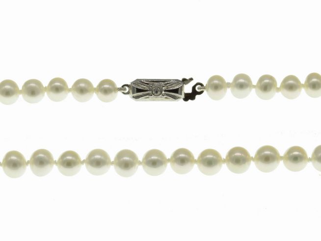 Perlenkette aus Süßwasser-Zuchtperlen von 5-5,5 mm in Weiß, 50 cm lang, mit einem klassischen Silberverschluss, Hersteller Juwelier Harnisch.