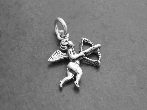 Silberner Anhänger eines Amor Engels mit Pfeil und Bogen, detailreich gestaltet, aus Sterling Silber, ideal für Schmuckliebhaber und romantische Anlässe, Hersteller Juwelier Harnisch.
