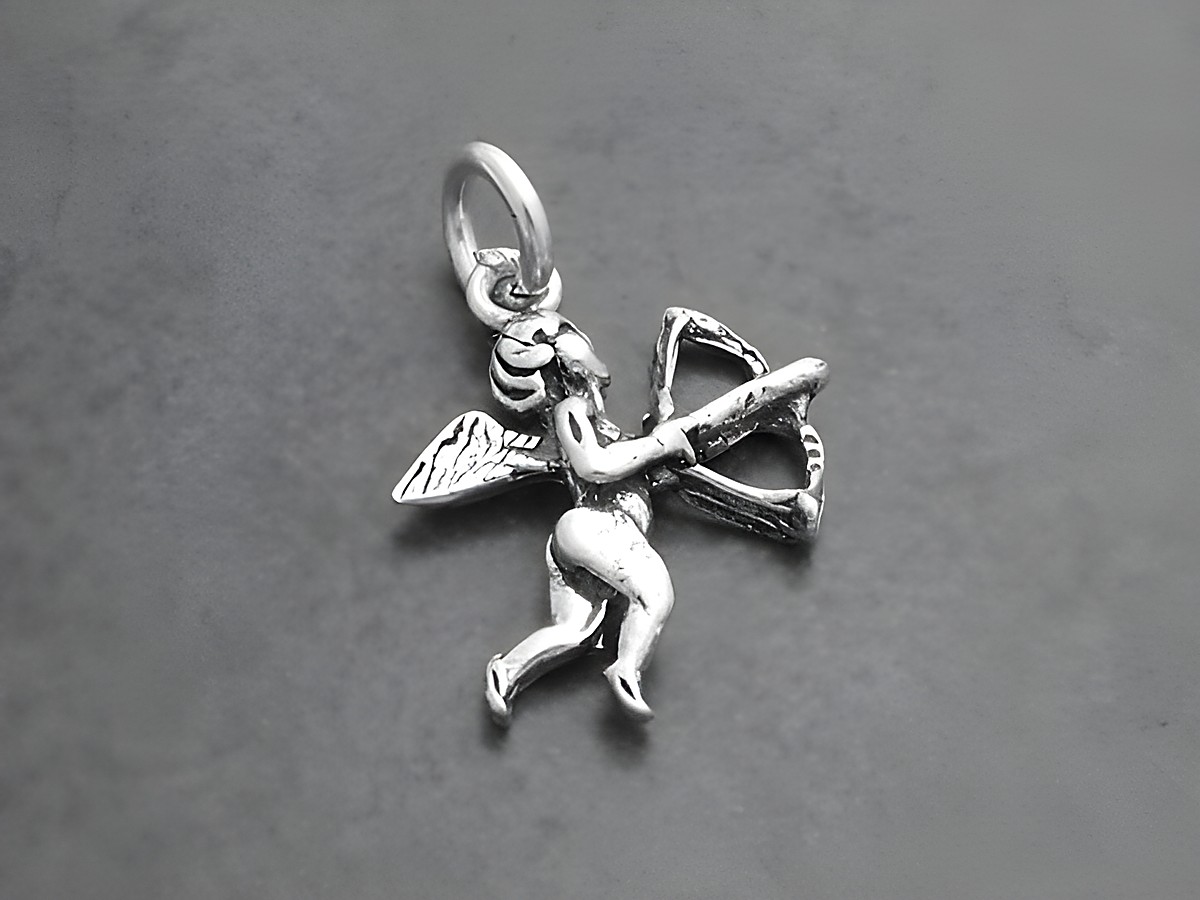 Silberner Anhänger eines Amor Engels mit Pfeil und Bogen, detailreich gestaltet, aus Sterling Silber, ideal für Schmuckliebhaber und romantische Anlässe, Hersteller Juwelier Harnisch.