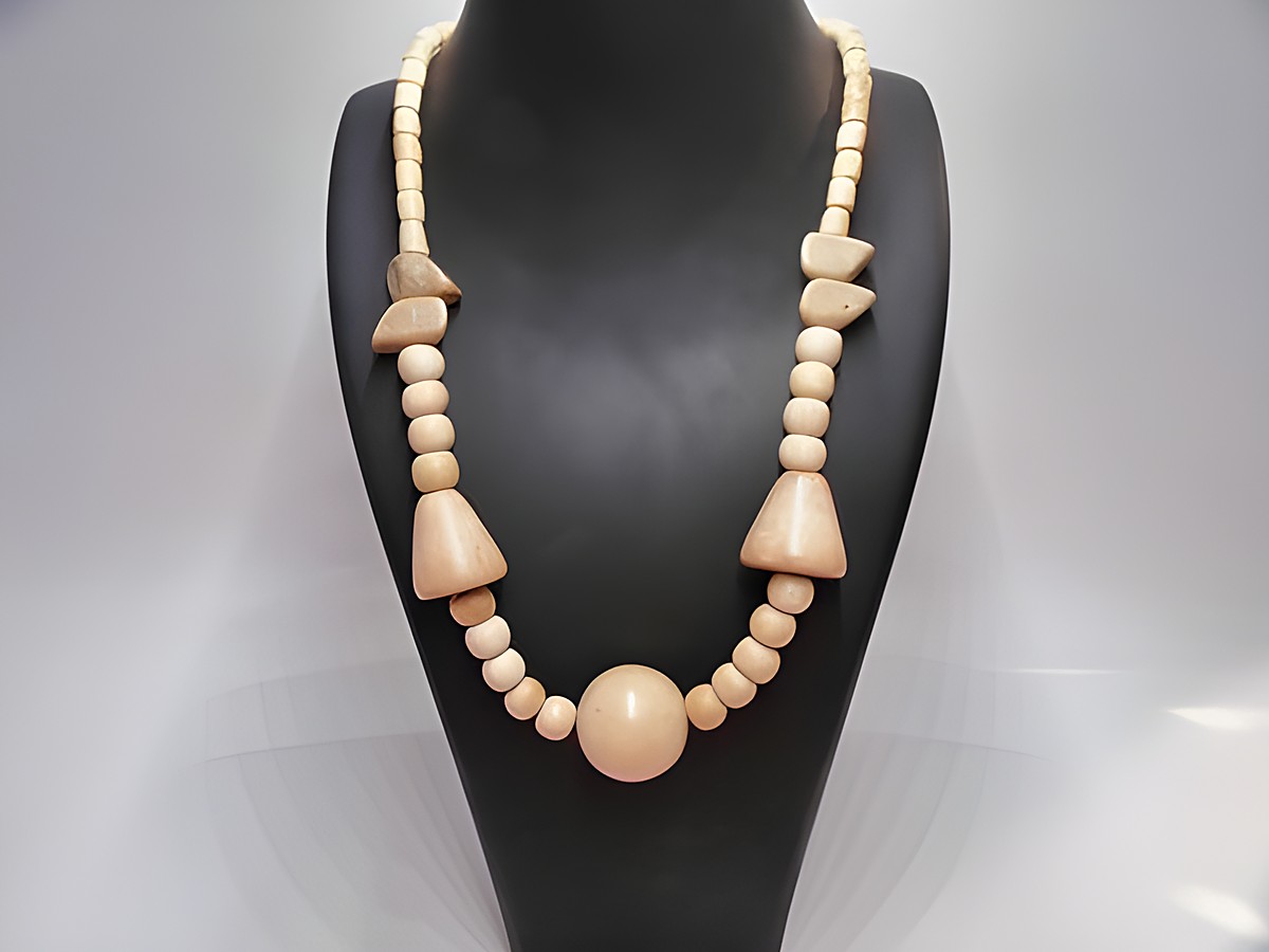 Holzkette Multiform 25 mm naturbraun 60 cm Holz Schmuck von Juwelier Harnisch, präsentiert auf einem schwarzen Schmuckständer, mit verschiedenen Holzelementen in unterschiedlichen Formen.
