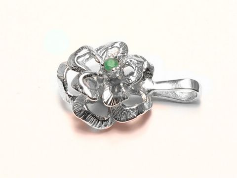 Blume Silber Anhänger mit echtem Smaragd in der Mitte, Hersteller Juwelier Harnisch, elegante Geschenkidee für besondere Anlässe.
