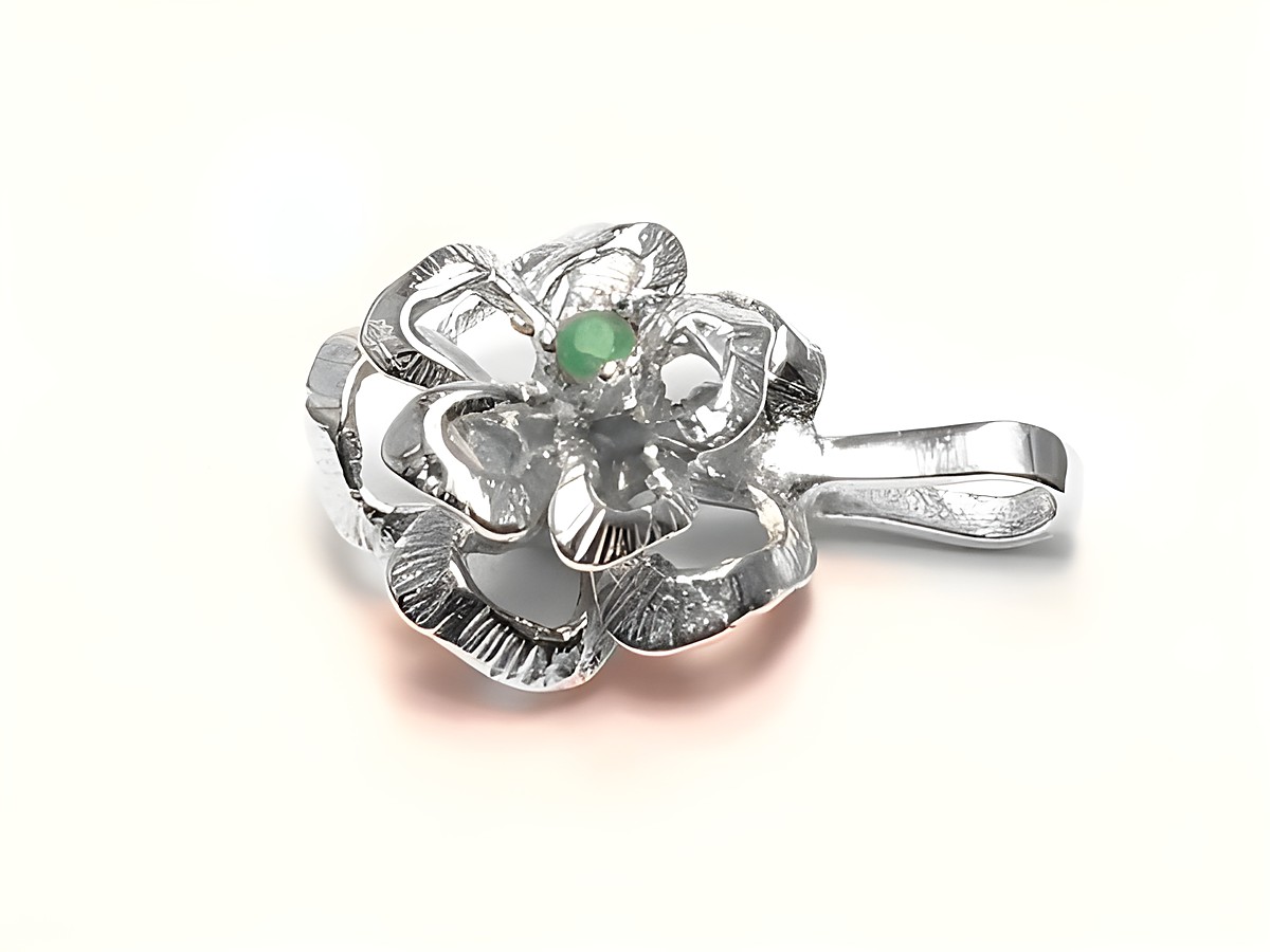 Blume Silber Anhänger mit echtem Smaragd in der Mitte, Hersteller Juwelier Harnisch, elegante Geschenkidee für besondere Anlässe.