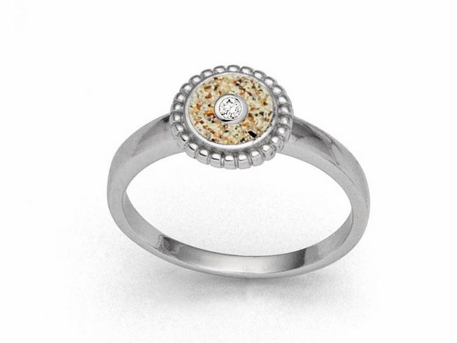 Der rhodinierte Sterling Silber Ring von DUR mit Strandsand und Zirkonia hat eine filigrane, runde Optik und wird in Größe 54 angeboten.
