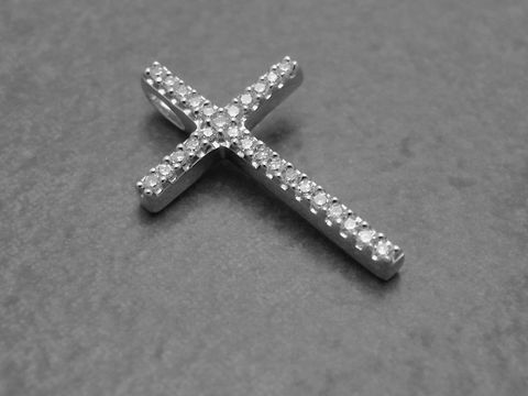 Filigraner Anhänger in Kreuzform aus Weißgold 585, verziert mit Diamanten im PAVÉ-Stil, hergestellt von Juwelier Harnisch. Perfekte Eleganz und funkelnder Glanz.