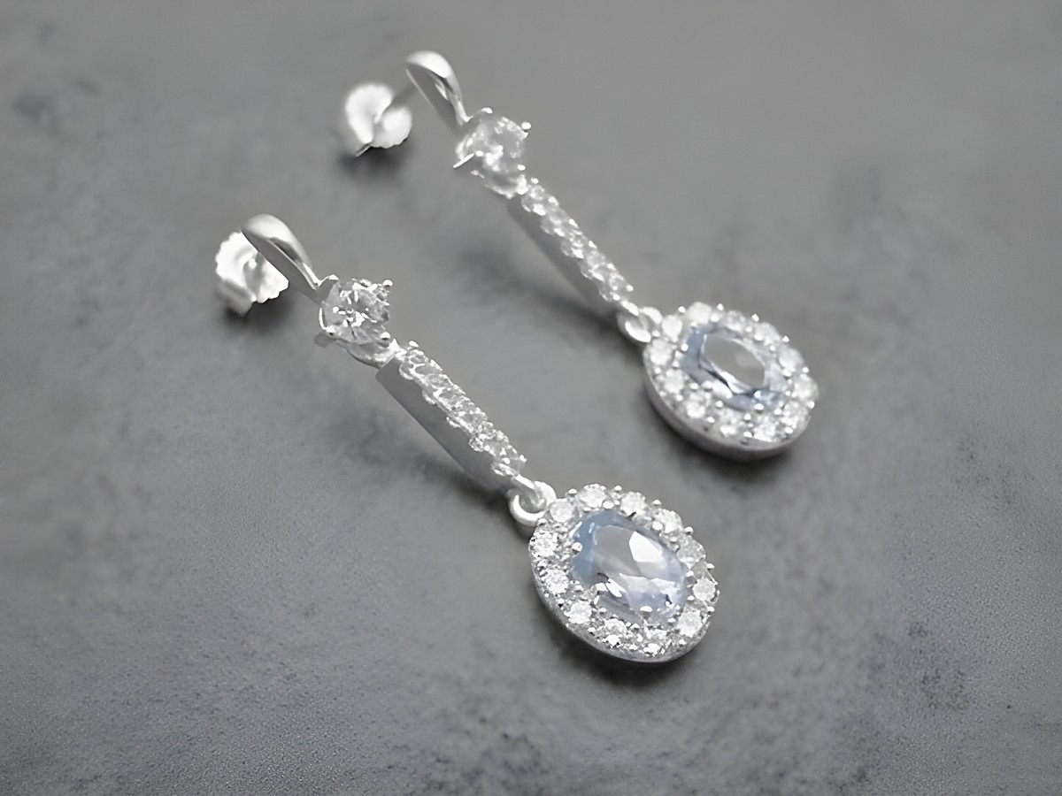 Ohrringe oval aus Sterling Silber in blau und weiß mit Blautopas und Zirkonia, Ohrhänger mit Stein, Hersteller Juwelier Harnisch, elegantes Schmuckdesign.