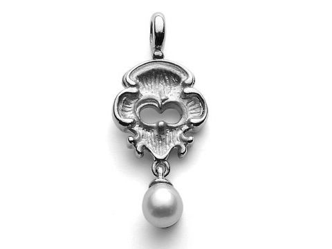 Marie Antoinette Anhänger klein aus Sterling Silber von Alraune, gestaltet mit einem eleganten, filigranen Design und einer auffälligen Perle, ideal für anspruchsvollen Schmuckgeschmack.
