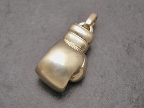 Boxhandschuh Anhänger aus Gelbgold 585 in Handarbeit gefertigt, Hersteller Juwelier Harnisch, stilvolle Darstellung eines Boxhandschuhs als Schmuckstück, ideal für Boxfans.