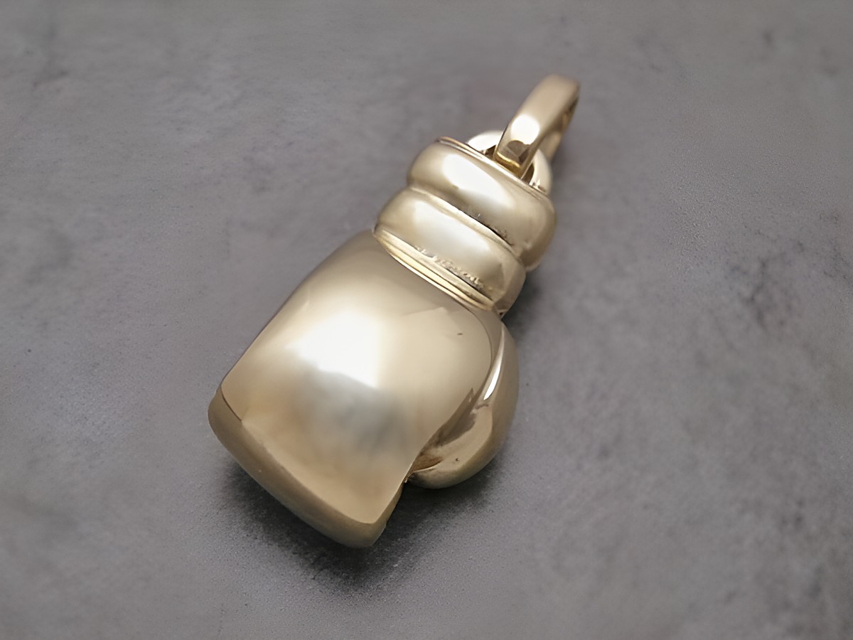 Boxhandschuh Anhänger aus Gelbgold 585 in Handarbeit gefertigt, Hersteller Juwelier Harnisch, stilvolle Darstellung eines Boxhandschuhs als Schmuckstück, ideal für Boxfans. – Ansicht 2