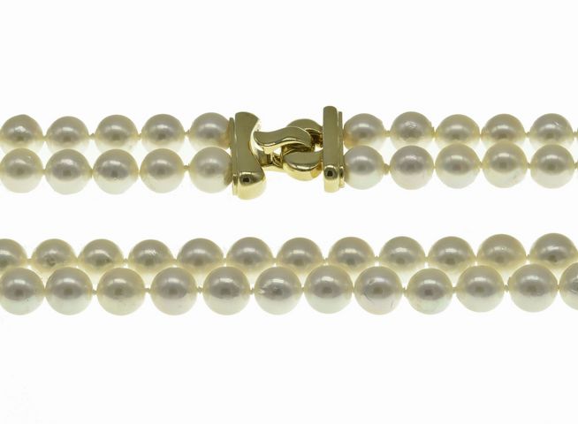 Doppelreihe Perlenkette aus 7,5-8 mm Akoya-Zuchtperlen in Weiß-Rose, 43 cm lang, mit einem Verschluss aus Gold 585, von Juwelier Harnisch, klassisches Design.