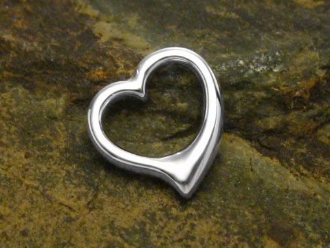 Herzanhänger in 925 Sterling Silber, durchlaufend, Hersteller Juwelier Harnisch, glänzende Oberfläche und filigranes Design, ideal für individuelle Schmuckstücke.