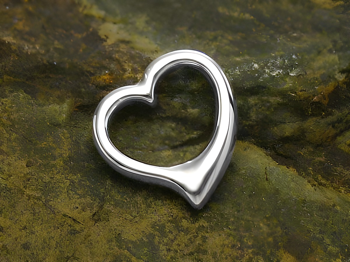 Herzanhänger in 925 Sterling Silber, durchlaufend, Hersteller Juwelier Harnisch, glänzende Oberfläche und filigranes Design, ideal für individuelle Schmuckstücke.